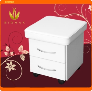 Taboret z dwiema szufladami.  Nr kat. 15215 